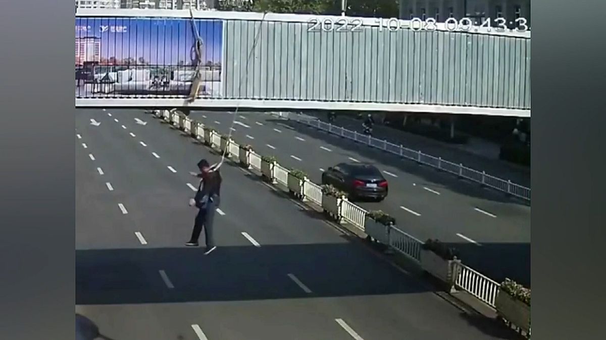 Čínský dělník spadl z mostu, zachránil ho přijíždějící autobus